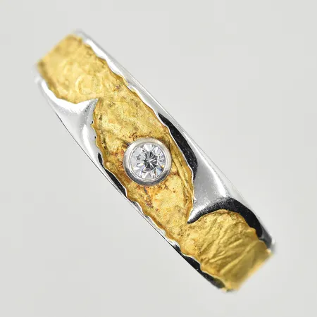 Ring med vit sten och förgylld detalj, stl 20¾, bredd 3-7 mm, 925/1000 silver. Vikt: 3,1 g