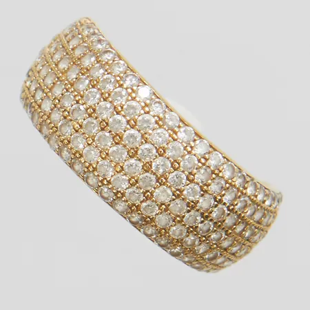 Ring med vita stenar, Ø17½, bredd: 2,5-8,3mm, något skev skena, 18K Vikt: 3,9 g