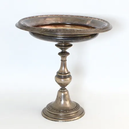 Skål på fot Ø29cm, höjd: ca30cm,gravyr, fylld botten, silver 830/1000 Vikt: 748 g