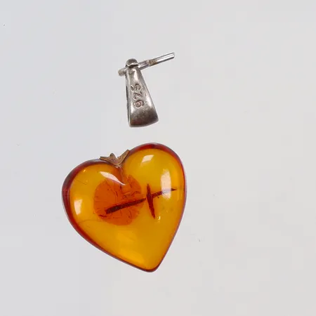 Hänge hjärta i bärnsten, 20x12mm, ögla i silver, 925/1000, bruttovikt 0,7g Vikt: 0,7 g