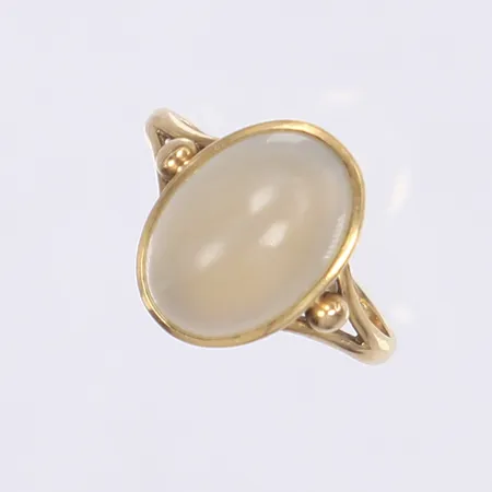 Ring med grå sten stl 18¾ bredd 2-15mm 18K Bruttovikt: 3,4g Vikt: 3,4 g