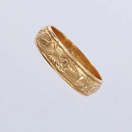 Ring med dekor, stl: 19, bredd 6mm, gravyr, 18K.  Vikt: 5,9 g