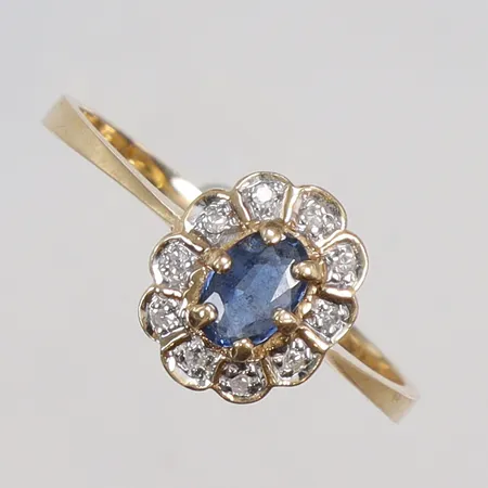 Ring i carmosé med blå sten samt diamanter 10xca0,01ct stl 20 bredd 2-10mm GFAB 18K Vikt: 2,9 g