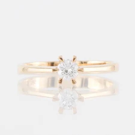 Ring 18k med solitär diamant på 0.22 ct,storlek 17 mm,bredd 2.6-5.3 mm. Vikt: 2,6 g