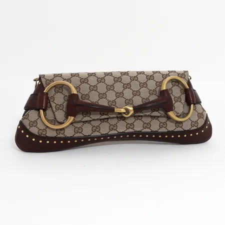 Väska Gucci Horsebit GG vinrött läder med monogramcanvas, beslag i guldfärgad metall, löstagbar axelkedja i guldfärgad metall, invändigt en ficka, märkt GUCCI made in Italy samt numrerad, 38 x 14 x 6 cm, dustbag, smärre bruksskick. 