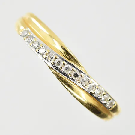 Ring med vita stenar, stl 15¼, bredd 1-4 mm, 18K. Vikt: 1,1 g
