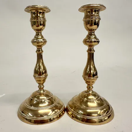 Ett par malmljusstakar, höjd 19cm, stämplade Erik Jonsson gelbjgjuteri Skara Skickas med paket.