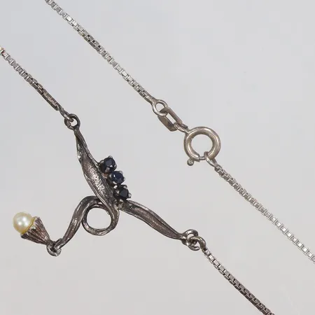 Collier med blå stenar samt pärlimitation i plast 44cm bredd 1-30mm silver 925/1000 Vikt: 5,5 g