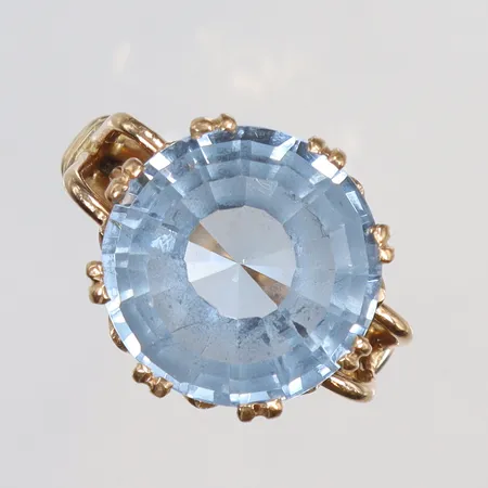 Ring med blå sten troligen syntetisk stl 17 bredd 2-15mm 18K Vikt: 7,6 g