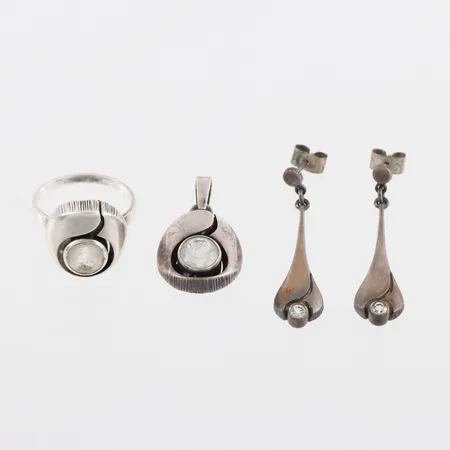 Smyckesset Karl Laine 4 delar,Silver 925/1000,ring storlek 16 ¼ mm,hänge diameter 14.9 mm,örhängen höjd ca 35 mm. Vikt: 8,9 g
