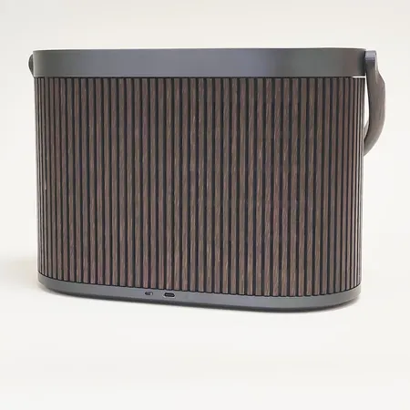 Högtalare Bang & Olufsen Beosound A5, Dark Oak, defekt bastrumma. Skickas med postpaket.