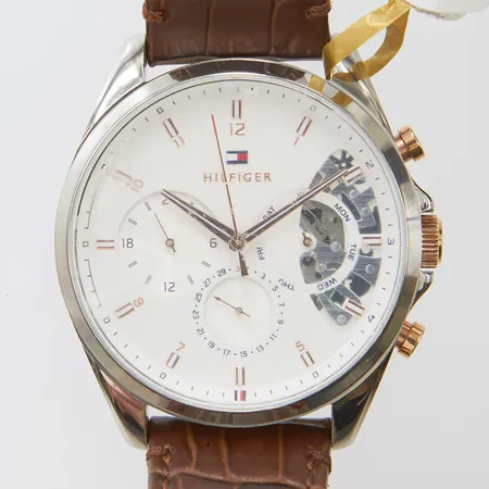 Herrur Tommy Hilfiger, 42mm, stål, quartz, dag/datum, refnr TH.419.1.14.3026, läderband, plomberad, box.