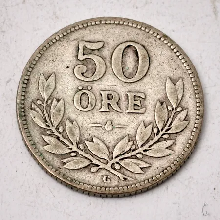 Mynt i silver, 50öre, vikt 4,9g.