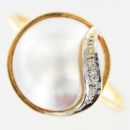 Ring diamant 0,005ct samt pärla, stl 19¾, bredd 2-14mm, 18K  Vikt: 4 g