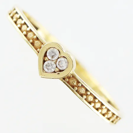 Ring vita stenar stl:17½, bredd 1,5-4,5mm, 18K Vikt: 1,6 g