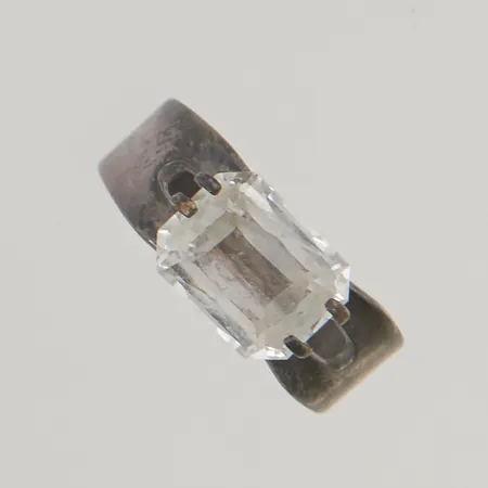 Ring med vit sten stl:17¼ bredd 3,5-7,8mm, otydlig stämpel, silver,  Vikt: 3,5 g