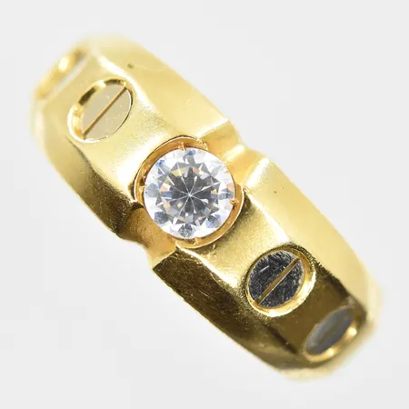 Ring med vit sten och skruvdetaljer stl:20½ bredd 5-9 mm, Obs ej märkesdesign, gulguld/vitguld, 18K. Vikt: 15 g