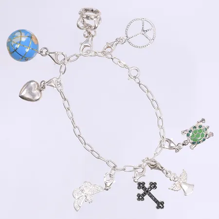 Armband med hängen delvis med sten och emalj 17,5cm bredd 2mm silver 925/1000 bruttovikt 17g Vikt: 17 g