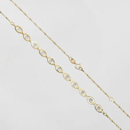 Collier med vita stenar längd 43-46 cm GHA, länkens bredd 1 mm, 18K. Vikt: 2,8 g