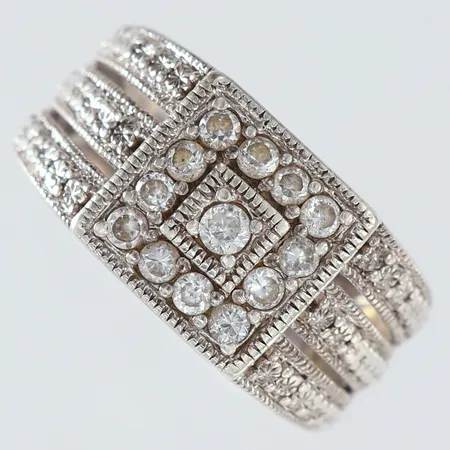 Ring med vita stenar stl:19½ bredd 5,5-12mm Silver 925/1000.  Vikt: 8 g