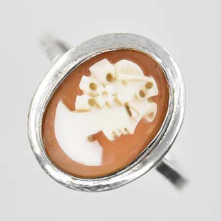Ring med kamé stl:17 bredd 2-15 mm, silver 925/1000. Vikt: 2,5 g
