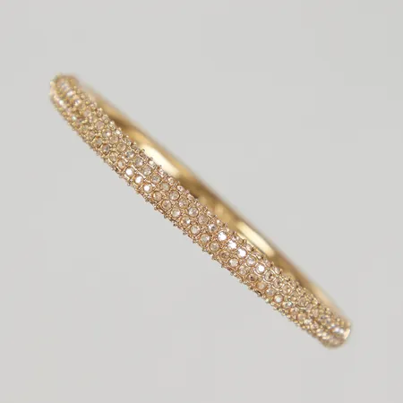 Armring Swarovski med vita stenar, ca 49x54mm, bredd 5mm, öppningsbart, gulmetall 