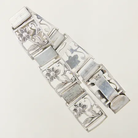 Armband med genombruten dekor längd 18,5cm bredd 17mm repig silver 830/1000 Vikt: 29,1 g