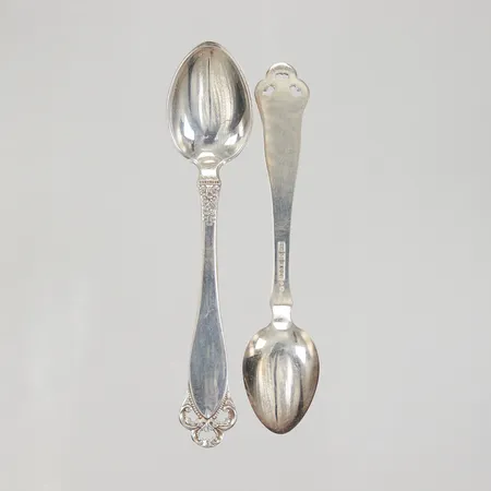 2st kaffeskedar 10,8cm, samt 11,5cm, 830/1000 silver Vikt: 20,2 g