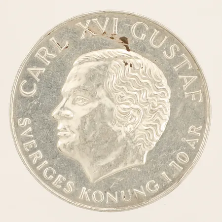 Mynt 200kr Carl XVI Gustaf Sveriges konung i 10 år Ø36,0 1983 bucklig silver 925/1000 Vikt: 26,9 g