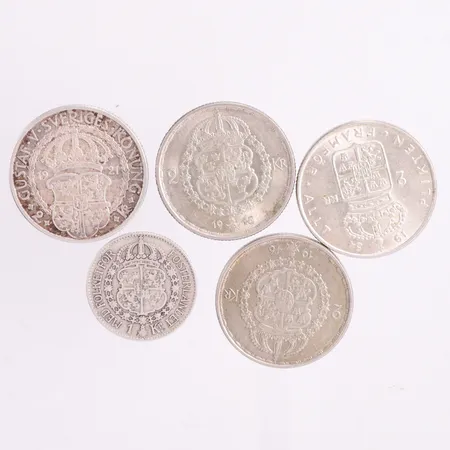 3 svenska tvåkronors mynt silver 400/1000 41,8gr netto 16,7g , 1 enkronorsmynt, 1 tvåkrona silver 800/1000 bruttovikt 22,6g nettovikt 18g