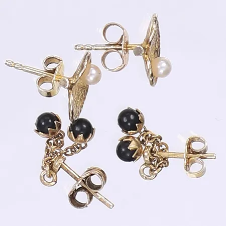 Två par örhängen med stenar och pärlor ca Ø4-9mm förgyllt silver 830-925/1000 Vikt: 2,7 g