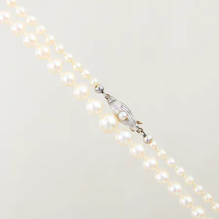 Pärlcollier doserade med 93st odlade saltvattenpärlor längd 53,5cm bredd 2,7-6,6mm lås i 18K vitguld bruttovikt: 14,1g Vikt: 0 g