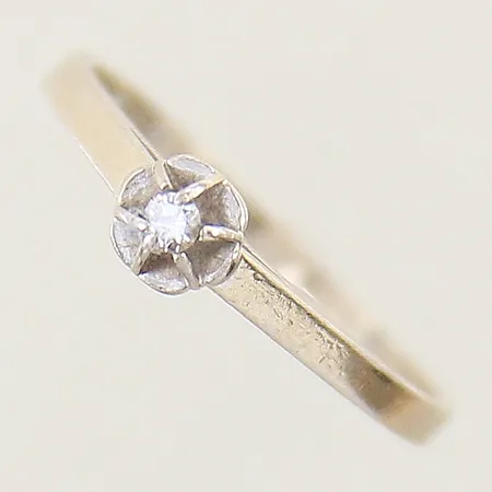 Ring diamant 0,03ct stl:16¾ bredd 1-4mm vitguld 18K Vikt: 1,8 g