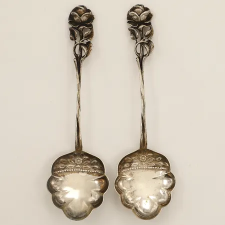 Två konfektskedar modell Rosen längd 10,7mm silver Vikt: 22,3 g