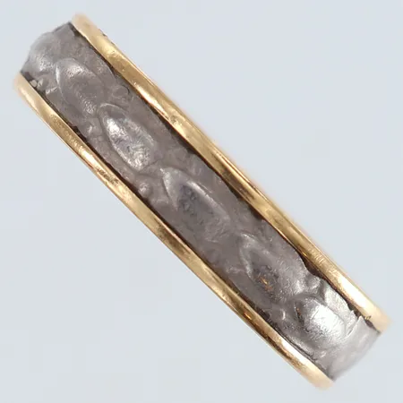 Ingenjörsring med monel stl:22 bredd 6mm bortskrapad gravyr 18K. Vikt: 7,3 g