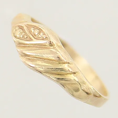 Ring med dekor stl:14½ bredd 1,6-5mm otydlig stämpel 14K Vikt: 1 g