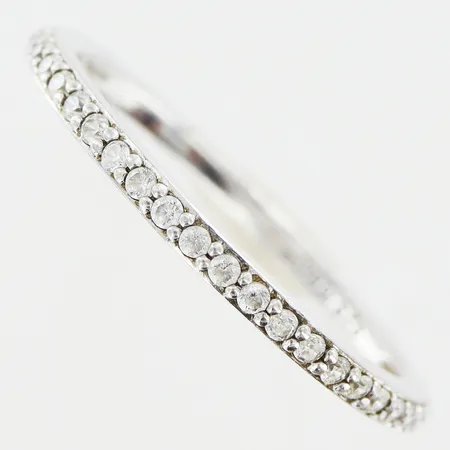 Ring Guldfynd stl:18¼ bredd 1,5mm, vita stenar, silver 925/1000  Vikt: 1,5 g