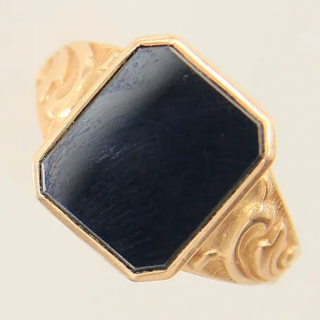 Klackring med onyx samt dekor stl:21¼ bredd 3,1-14mm repig sten samt skena 18K Vikt: 5,7 g