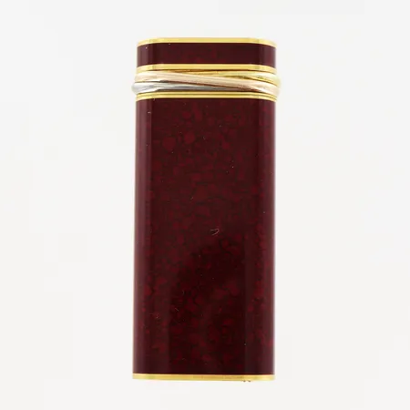 Tändare Cartier nr C 00442, 1990, förgylld, röd lack, höjd 6cm, påfyllning behövs, etui, inga övriga tillbehör.