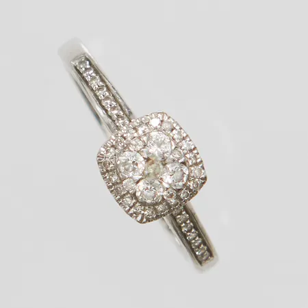 Ring med diamanter 1 x ca 0,01ct + 4 x ca 0,03ct + 38 x ca 0,005ct stl:17½, bredd 2-7mm, GHA, 18K Vikt: 2,4 g