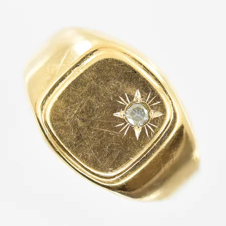 Klackring med vit sten stl:17¾, bredd 4-12 mm, 18K. Vikt: 4,3 g