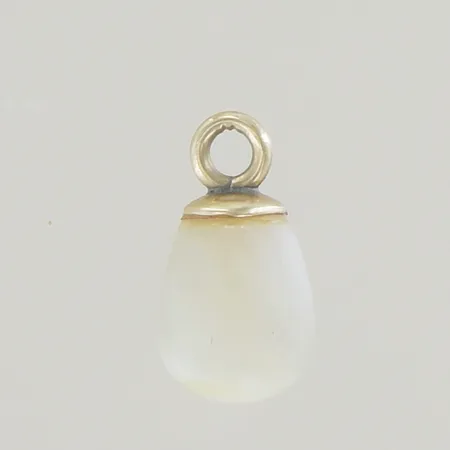 Hänge med pärla längd 1 cm, bredd 5 mm, defekt pärla 14K  Vikt: 0,6 g