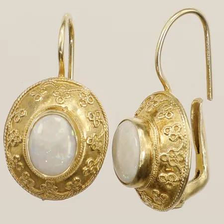 Ett par örhängen med opal dubletter längd 26,2mm bredd 14,6mm förgyllt silver 925/1000 Vikt: 4,3 g