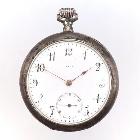 Fickur Omega Ø51mm, Grand Prix Paris 1900, boettnr:4038436, slitage, silver i inner samt ytterboett, saknar ring till kedja, 800/1000 silver Vikt: 88,3 g