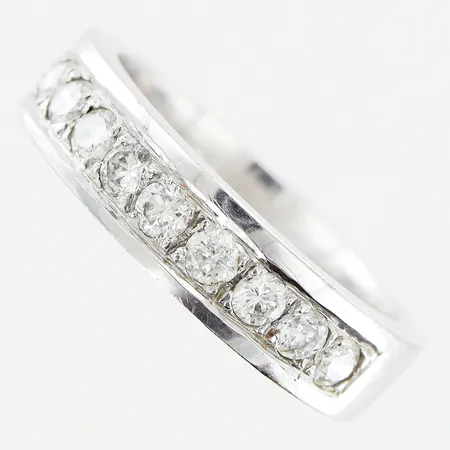 Ring diamanter 10xca0,05ct stl:16¾, bredd 4,5mm, vitguld, 18K Vikt: 7 g