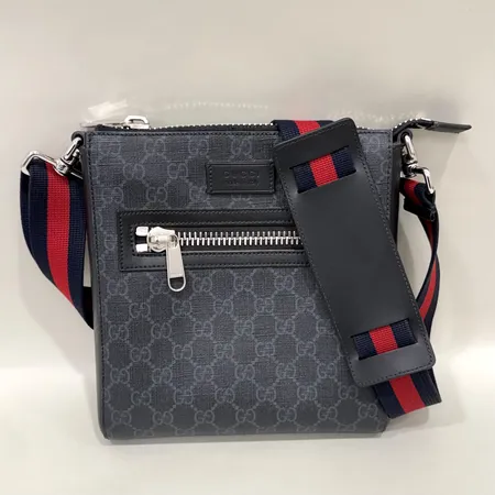 Väska Gucci GG supreme black small messenger bag serie-nr: 523599/525040.X mått ca 23,5x21,5x4cm svart läder, metallbeslag med mindre slitage, kvitto från NK Stockholm år 2021 manualer dustbag kartong påse