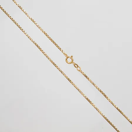Kedja längd 44cm, bredd 2mm, trögt lås, 18K Vikt: 10,6 g