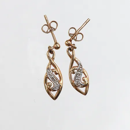 Ett par örhängen 18x5,8mm, stift, 14K Vikt: 1,8 g