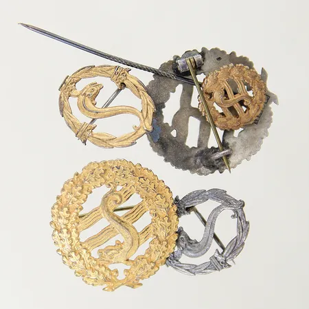 Broscher samt Pin simmärket 4st förgyllda silver 830/1000 Vikt: 16,5 g