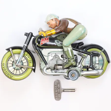 Leksaksmotorcykel, Arnold Spielwaren, Mac 700, 20x11cm, Made in US zone Germany, sent 1940-1950 tal, med vridnyckel, saknar lampa, slitage